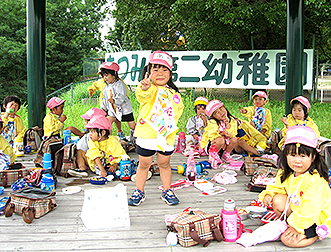 天気の良いお弁当の日は外で